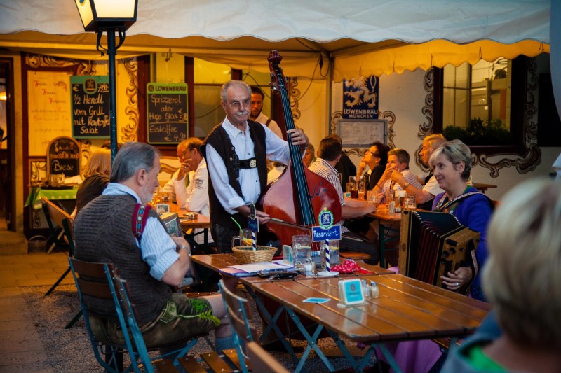 Schlösselgarten mit Livemusik