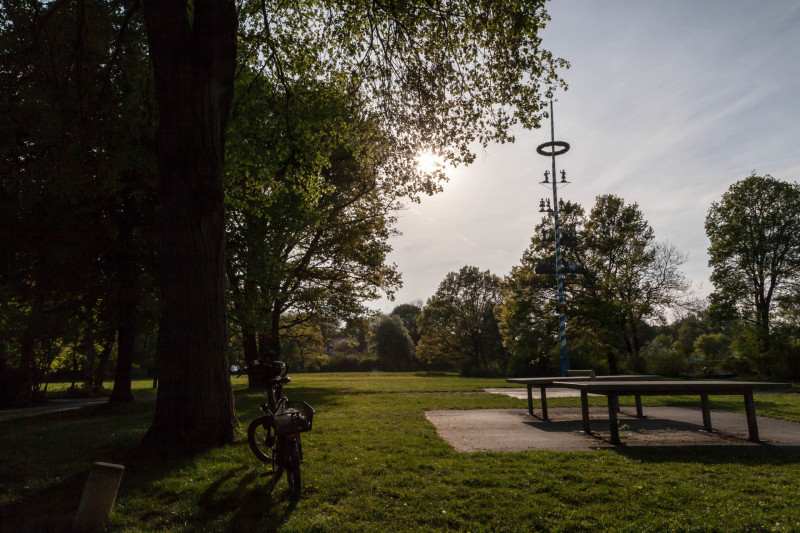 Schlösselgarten mit Wiese und Maibaum